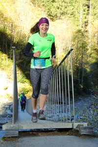 Ursina passiert die Hängebrücke.